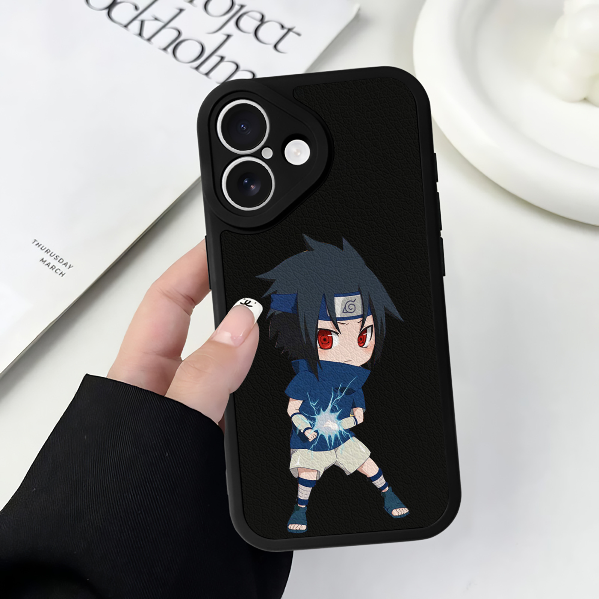 （画像用） NARUTO -ナルト- うちは サスケ Uchiha Sasuke 【iPhone 16シリーズ対応】シリコンスマホケース（レザー調） 材質：シリコン